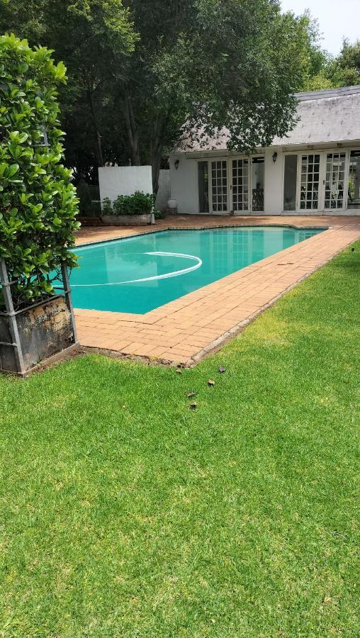 The Hertford Country Hotel Johannesburg Bagian luar foto